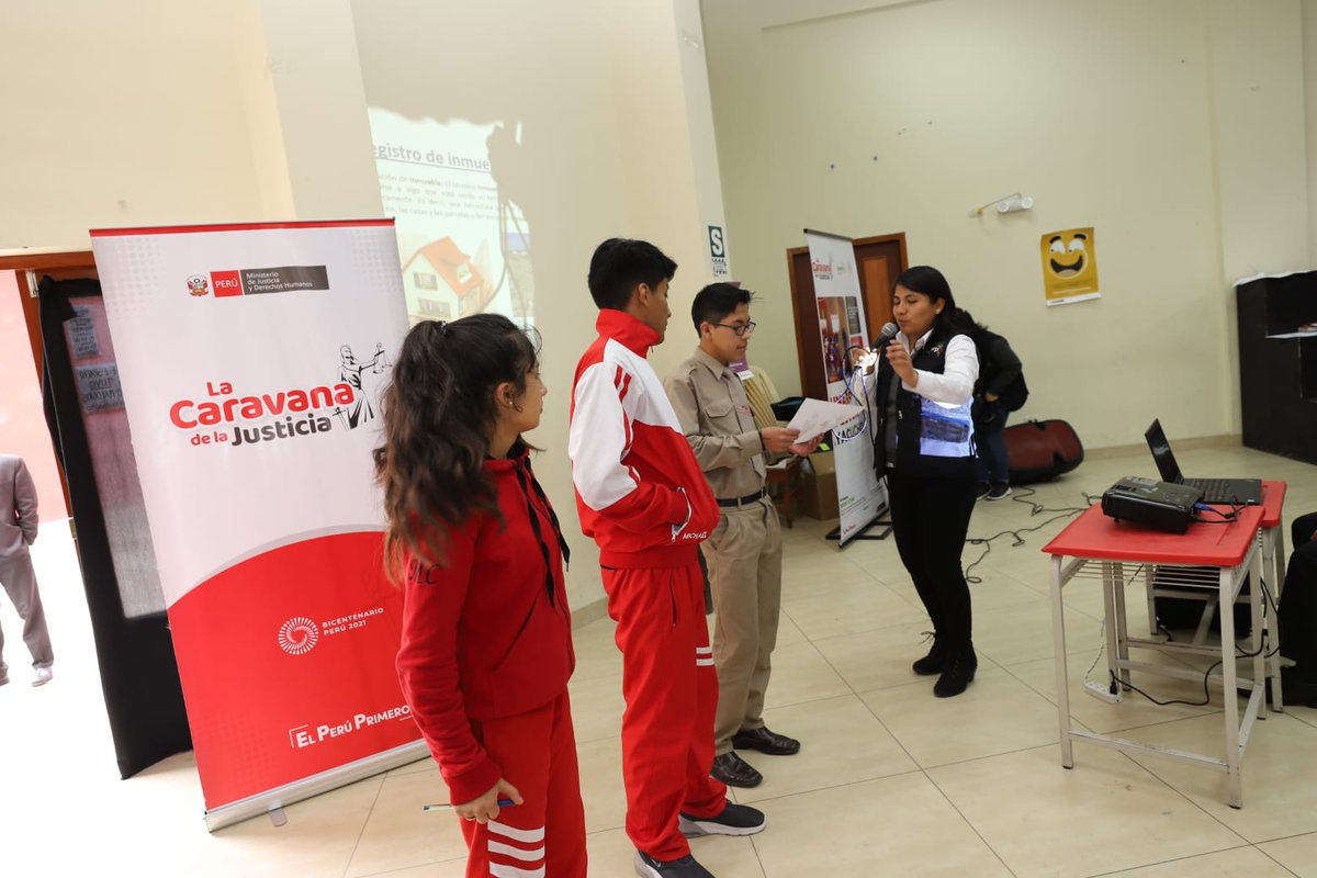 SunarpOficial's tweet photo. #Sunarp explica a los alumnos de 4to y 5to de secundaria del Colegio Emblemático "Mariscal Cáceres" de Huamanga, la importancia del registro y su impacto en la comunidad, a través de su programa de inclusión #SunarpTeEduca
#CaravanaDeLaJusticia
@MinjusDH_Peru https://t.co/o9TuF04cbt