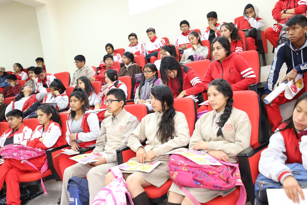 SunarpOficial's tweet photo. #Sunarp explica a los alumnos de 4to y 5to de secundaria del Colegio Emblemático "Mariscal Cáceres" de Huamanga, la importancia del registro y su impacto en la comunidad, a través de su programa de inclusión #SunarpTeEduca
#CaravanaDeLaJusticia
@MinjusDH_Peru https://t.co/o9TuF04cbt