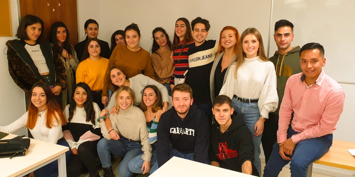 EIP_Madrid's tweet image. Ayer vino a la Escuela a Jair Romero, mexicano residente en España desde hace 3 años, y profesional de los eventos en empresas como Walmart.
Jair compartió con los #EIPalumni de 3º cómo son y la importancia que tienen los eventos sociales en México.
Gracias Jair!
#conferenciasEIP