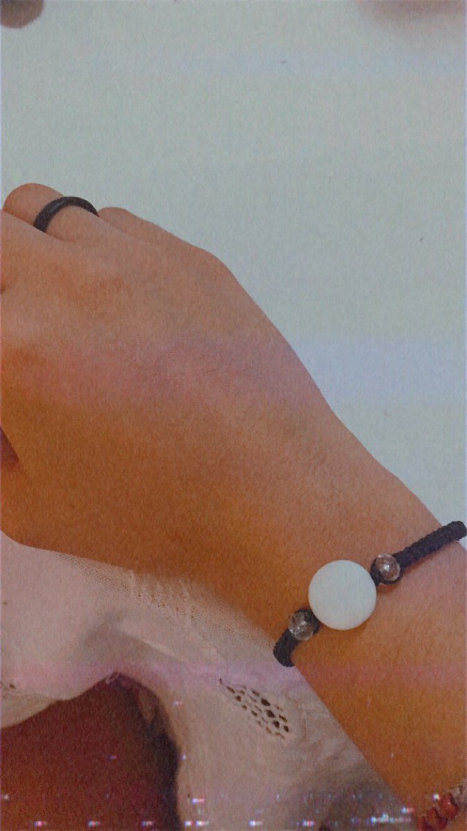 Caalanis26's tweet photo. #nojv minha acampante chegou na temporada de janeiro com uma pulseira que ela comprou na praia e lembrou de mim 

se eu chorei? magina https://t.co/66AXz8c2pD