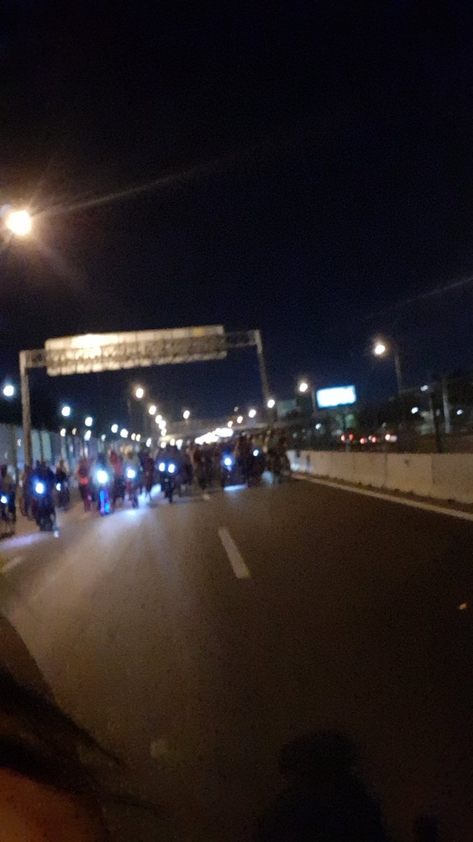 Fidelisa31's tweet photo. #cicletadaprimermartes  Un pedaleo maravilloso nos tomamos rutas de Santiago las cuales están prohibidas para los pedaleros y una parte del autopista.Todos juntos con un solo propósito.DIGNIDAD PARA EL PUEBLO  Ya basta de desigualdades en la distribución de riquezas y cultura🚴‍♀️🇨🇱 https://t.co/0rjWpiSxjX