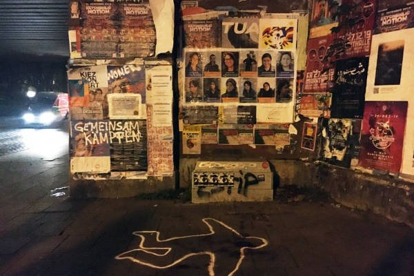 WomenDefendRoj1's tweet photo. In #Hamburg hat #WomenDefendRojava gestern die Bilder von gefallenen Frauen aus #Rojava, die durch den türkischen Staat ermordet wurden, plakatiert! 

Von Waffenruhe kann keine Rede sein. Die Angriffe gehen weiter genauso wie unser Widerstand! 

#riseup4rojava https://t.co/GQYmQ9wd83