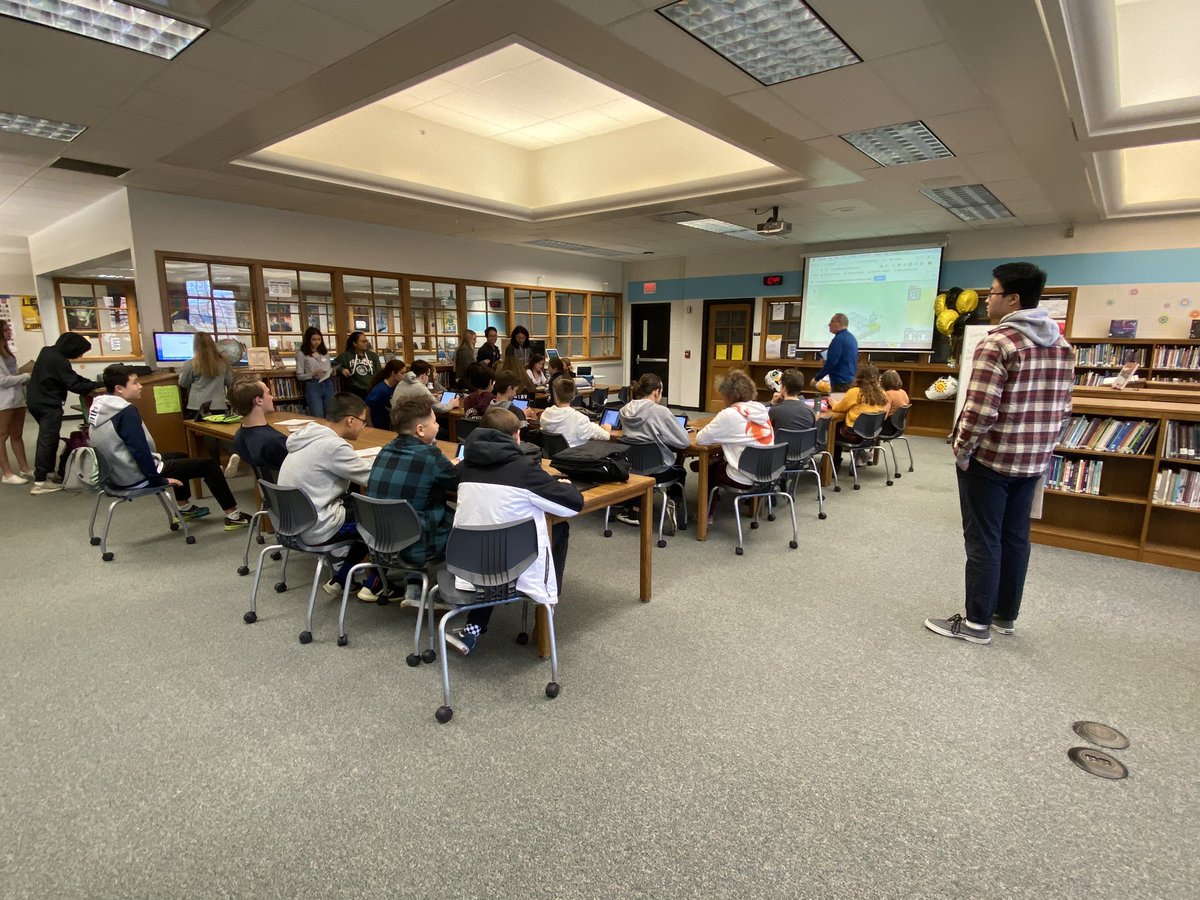 mdeniselutz's tweet image. @JMSbears for Hour of Code day @UA_Schools. @ua_highschool comp sci students are leading the activities. #UACodes #StudentsTeachingStudents 🤙🏻🙌🏻❤️