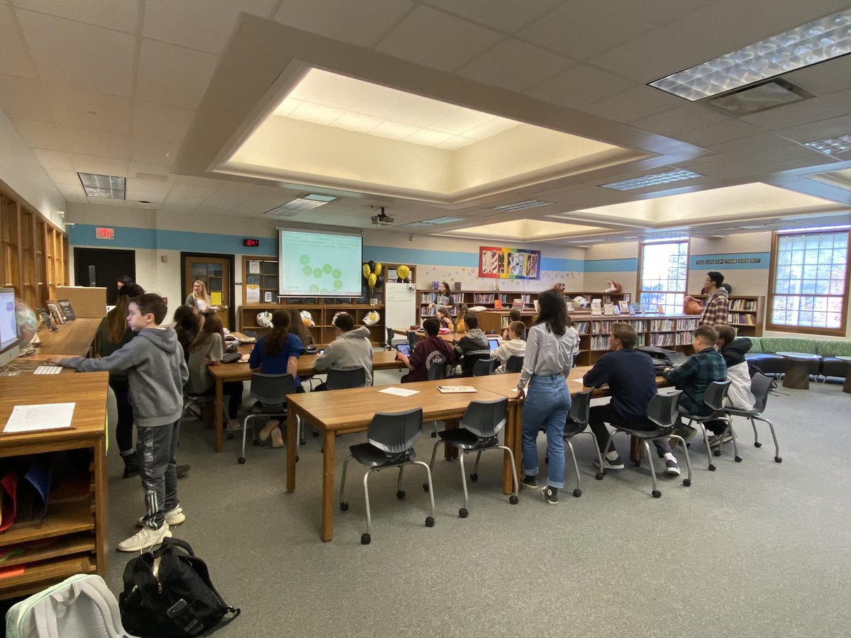 mdeniselutz's tweet image. @JMSbears for Hour of Code day @UA_Schools. @ua_highschool comp sci students are leading the activities. #UACodes #StudentsTeachingStudents 🤙🏻🙌🏻❤️