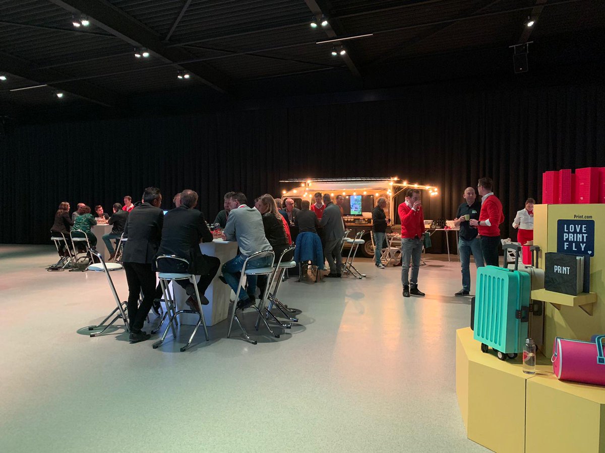 Samen met de professionals van <a href="/SIBONnetwerk/">SIBON</a> gingen we op ontdekkingsreis: bijpraten over de ins en outs van de printmarkt en dankzij de interactieve sessie van de <a href="/vrijedenkers/">vrije</a> ging de automatische piloot uit en de creativiteit aan. #signing #inspireren #cocreëren #printdotcom