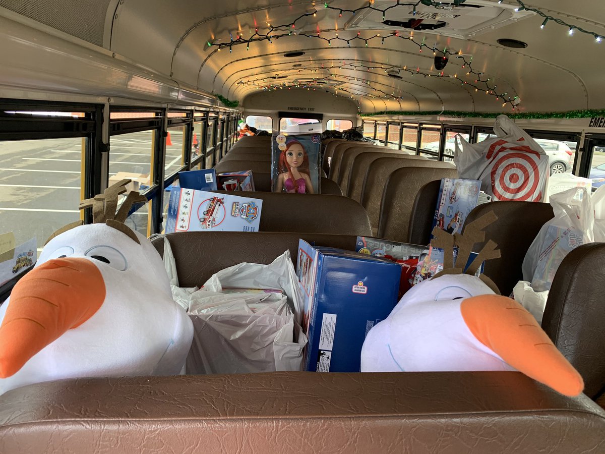 We heard there was a 40th bus to fill up 👊🏼👏🏼💪🏼Thank you <a href="/fsmikey/">Mikey</a> <a href="/FSBigBob/">BIG BOB</a> <a href="/Target/">Target</a> <a href="/ToysForTots_USA/">Toys for Tots</a> @tgtlauren <a href="/laobrien924/">Laura O'Brien</a>