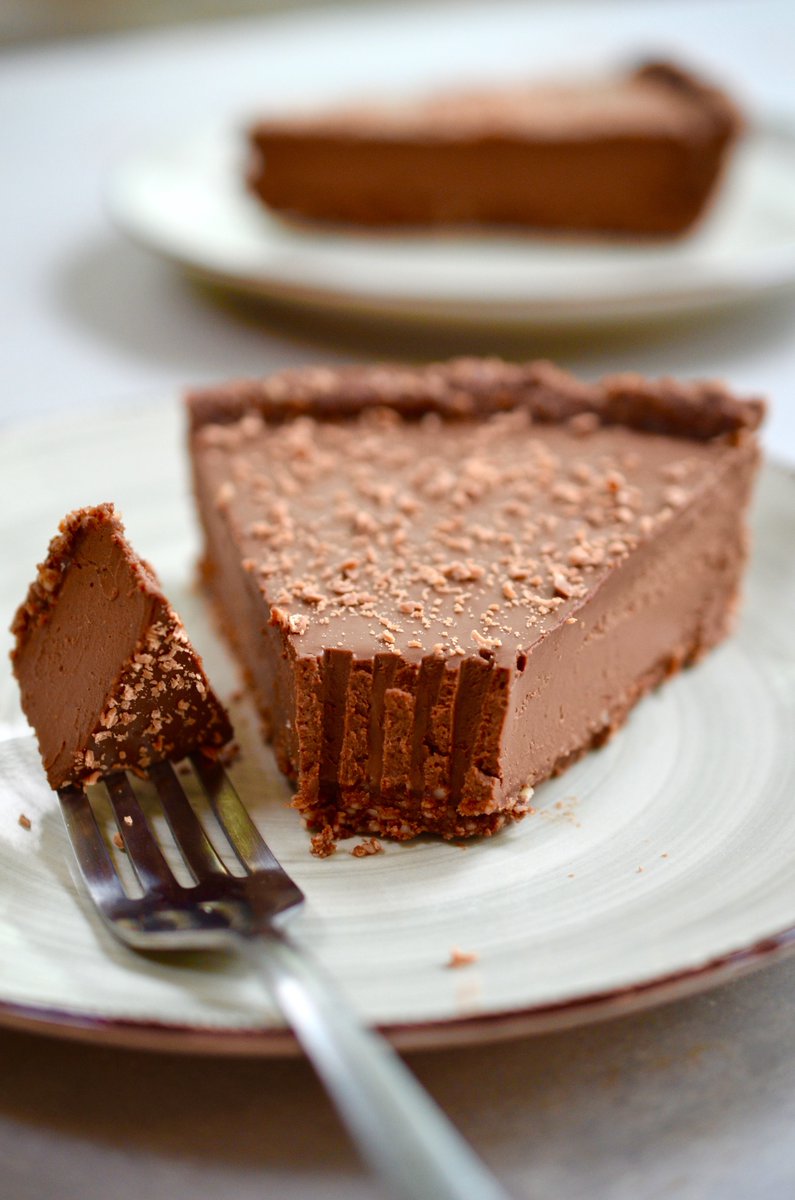 NO-BAKE CHOCOLADE TAART | bit.ly/2OPE3UW Twee weken geleden organiseerde ik een Friendsgiving diner en toen had ik deze lekkere romige chocolade taart gemaakt én beloofd om het met jullie te delen. Nou, here you go! Super lekker nagerecht voor Kerst of een ander feestje!