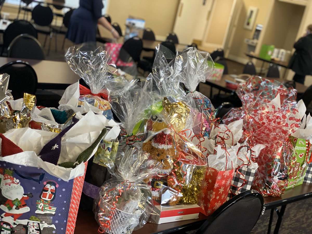 So blessed w an #amysing admin crew to help <a href="/StaceyPettis3/">Stacey Pettis</a>, <a href="/Nicole51223772/">Nicole</a> and I prep for tonight’s final fundraiser for #BoysAndGirlsClub. I can’t to welcome our community tonight to our auction event Join us at 6pm <a href="/diamondresorts/">Diamond</a> #DiamondDifference #DiamondCommunity
