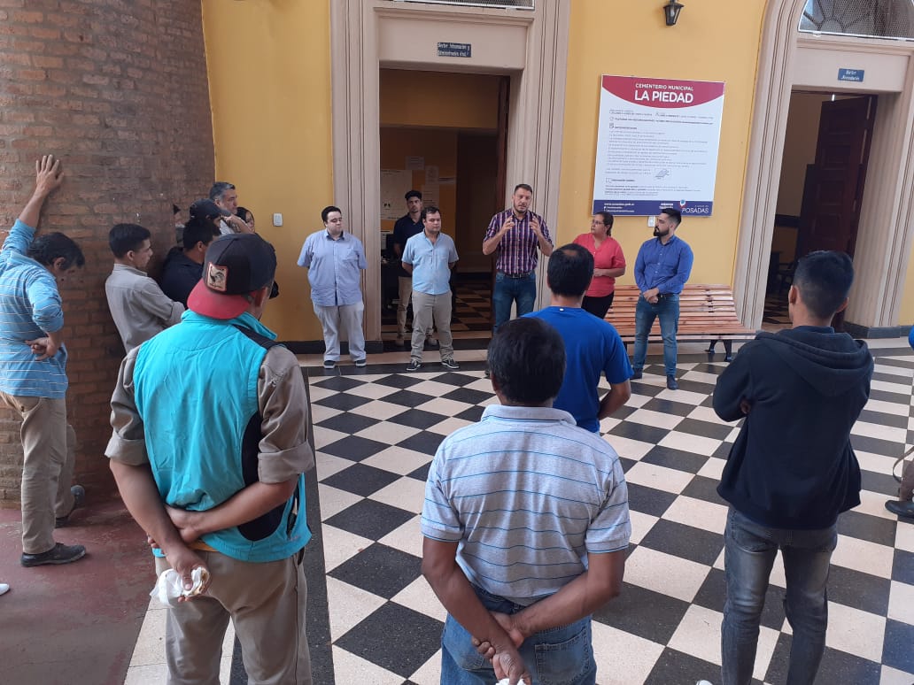 SecretariaDeGo7's tweet photo. El Secretario de Gobierno Ing Fabián Florentin junto al Director de Recursos Humanos Dr. Camilo Mhor y el Dir. Gral. de Adm. de Descentralizada a cargo del Sr. Jonás Rodriguez , pusieron en marcha en el Cementerio la Piedad el Sistema Biometrico. https://t.co/bY65TZl0Bi