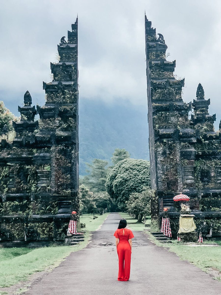 Pamper your eyes with the amazing green surrounding, beautiful scenery, and the amazing background of smoky green hills at the Handara Iconic gate that creates a perfect picture for your Bali holiday. ~ Fatima Dhaif
.
.
#travelwithuman #nomadtravel #travel #sky #handragate #bali