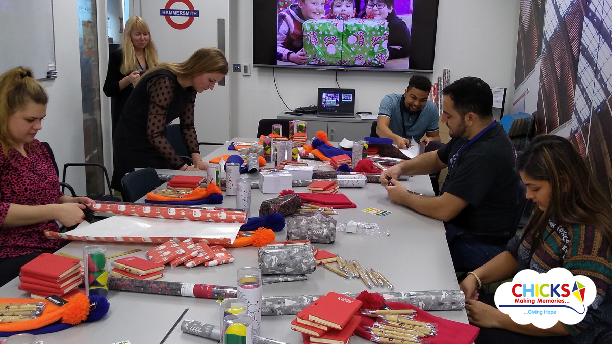 GoBeyondCharity's tweet image. The lovely folk at @SplunkUK HQ in London helped us kick off this year's Christmas present wrapping today, giving their time to wrap gifts for children who came on CHICKS breaks during the year. Thanks to all who helped! 🎁🤗

#christmaspresents #christmasgifts #wrappingpresents