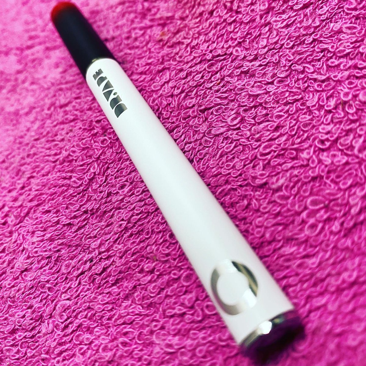 mayu_hitomi's tweet photo. #電子タバコ 【DR.VAPE】【WOLFTEETH】
DR.VAPEは専用のカードリッジをセットして使用。後味はグリセリンが残る感じ。
2枚目のWTは個人的にCBDオイルを使用。強めのフレーバーとCBDでいい感じに決まりますわw
どちらもiQOSより使えると思います。
#drvape #wolfteeth #cbdvape #smoke https://t.co/RJ1rmnGync