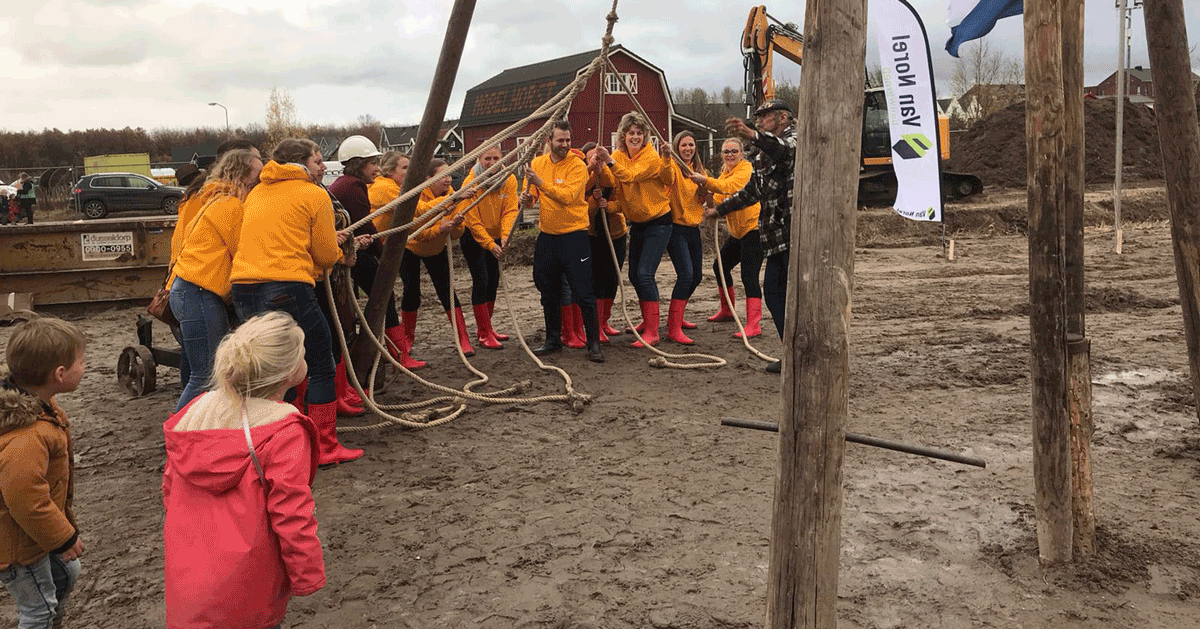 De eerste paal van basisschool De Verwondering in Nobelhorst zit erin! Het schoolgebouw is straks volledig ecologisch en gemaakt van duurzame materialen.
➡️bit.ly/2PiD6DE