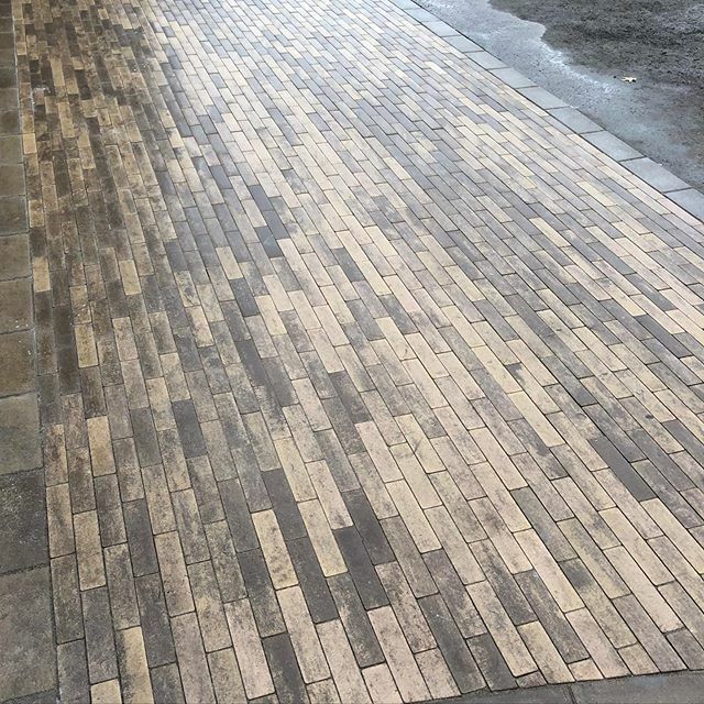 lllprojects's tweet image. What does everyone think of the new WESTMOUNT from @techobloc  we installed last week? #landscaper #ottawa #paver #new #producr ift.tt/2DUGI9v