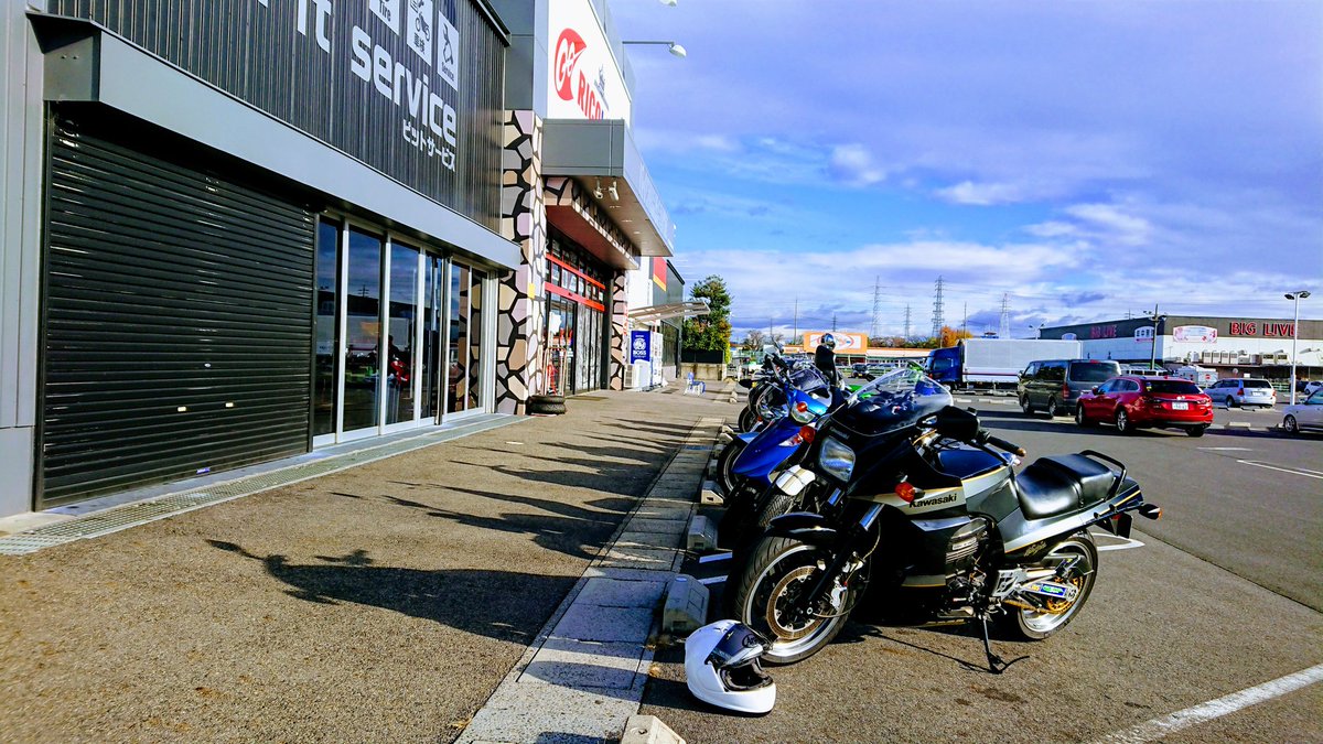 ken50rider's tweet photo. 気温10℃☀️久々のフルフェイスで地元の大型専門店まで🏍️何でも手に入りそう✨バイクまで売っているのにビックリ😄ちょっと寒かったけど疾走ると楽しい🎵
#アライ #RX7X 守られてる感半端ない
#カワサキ #GPZ900R #reimport #Ninja https://t.co/BrUhJURQnH