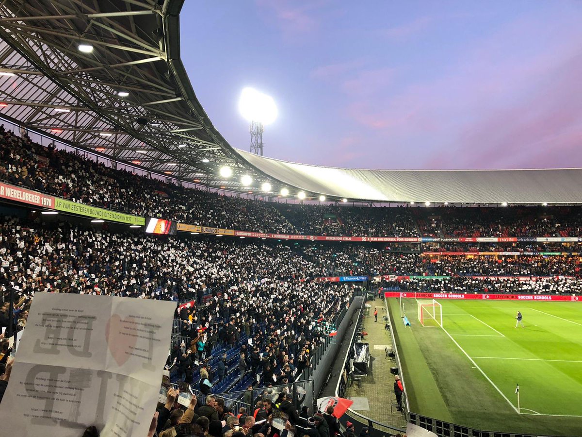 FeijenoordZVL's tweet photo. I ♥️ De Kuip #feypec #weshallnotbemoved #voorgeenmiljoenverlatenwehethuisvanCoen #floodlights #bakens #saveourstadium #stopFeyenoordcity https://t.co/ImK7r0CLgi
