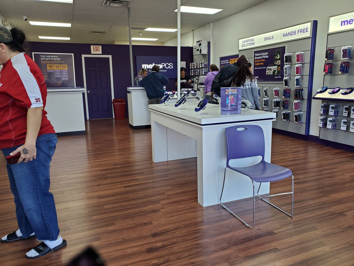 CHueser's tweet photo. National Dealer Elite Metro in Johnson City putting in the work, even Sr ASR @MandaGossett is assisting customers! #TEAMTN #GLRPride #RockyTopRocks #PurpleLife https://t.co/hCLLxa0hlz