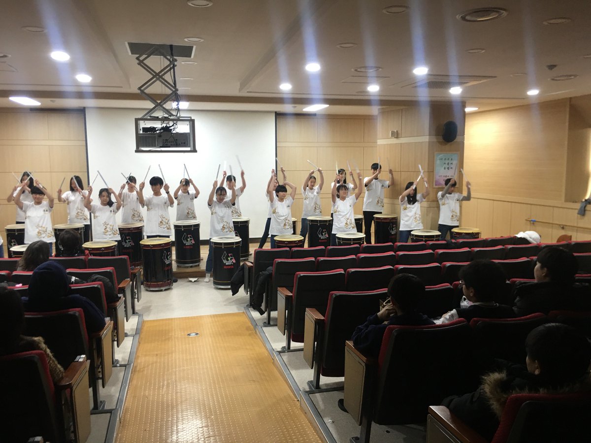 StMichaels_SE16's tweet photo. St Michael's students are having a fantastic time in South Korea, they have been visiting schools and taking part in traditional Korean activities to learn all about the history and culture of this amazing country. #SouthKorea #StMichaels #schoolexchanges https://t.co/bsQnUY7NM4