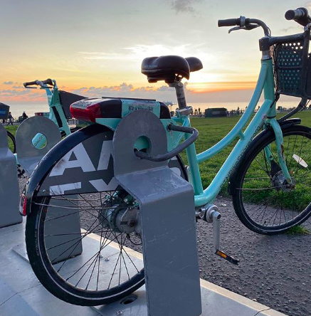 BTNBikeShare's tweet photo. Heading into #Brighton tonight for #LateNightShopping? Grab a #BTNBikeShare bike to avoid all the crowds, there's even a handy basket for all your festive finds🎁 #lifesaride #cycling #christmas 📸'https://t.co/jmsGjUa26l' https://t.co/JBODCxp5qO
