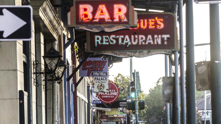 In 2017, there were 5,720 waiters and waitresses working in #NOLA. They earned a median wage of $9.57/hr, which includes $2.13/hr #MinimumWage that the employer must pay and $7.44/hr in tips: bit.ly/2UjHgwK