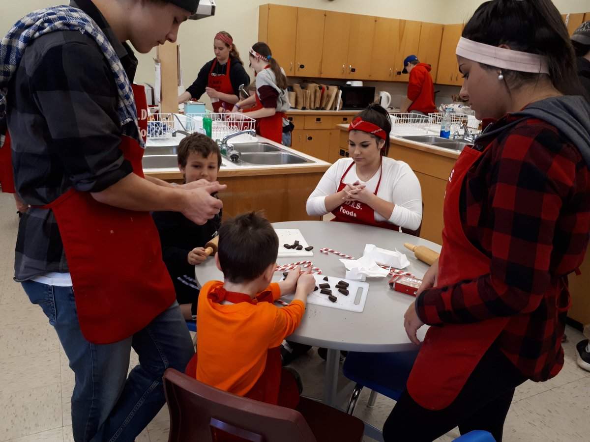 ArcherTeskey's tweet photo. @ArnpriorDHS and @walzad classes working hard to make TAP treats for this weekend. Thanks @natspratt for your help https://t.co/O7Ufqg86mt