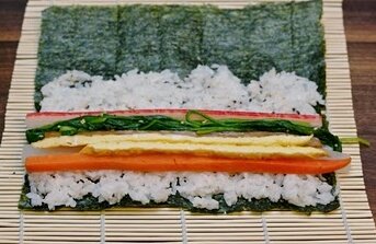 На какую сторону класть рис. Суши нори сторона. Шершавая сторона лист нори. Какой стороной надо класть нори. Листы нори.