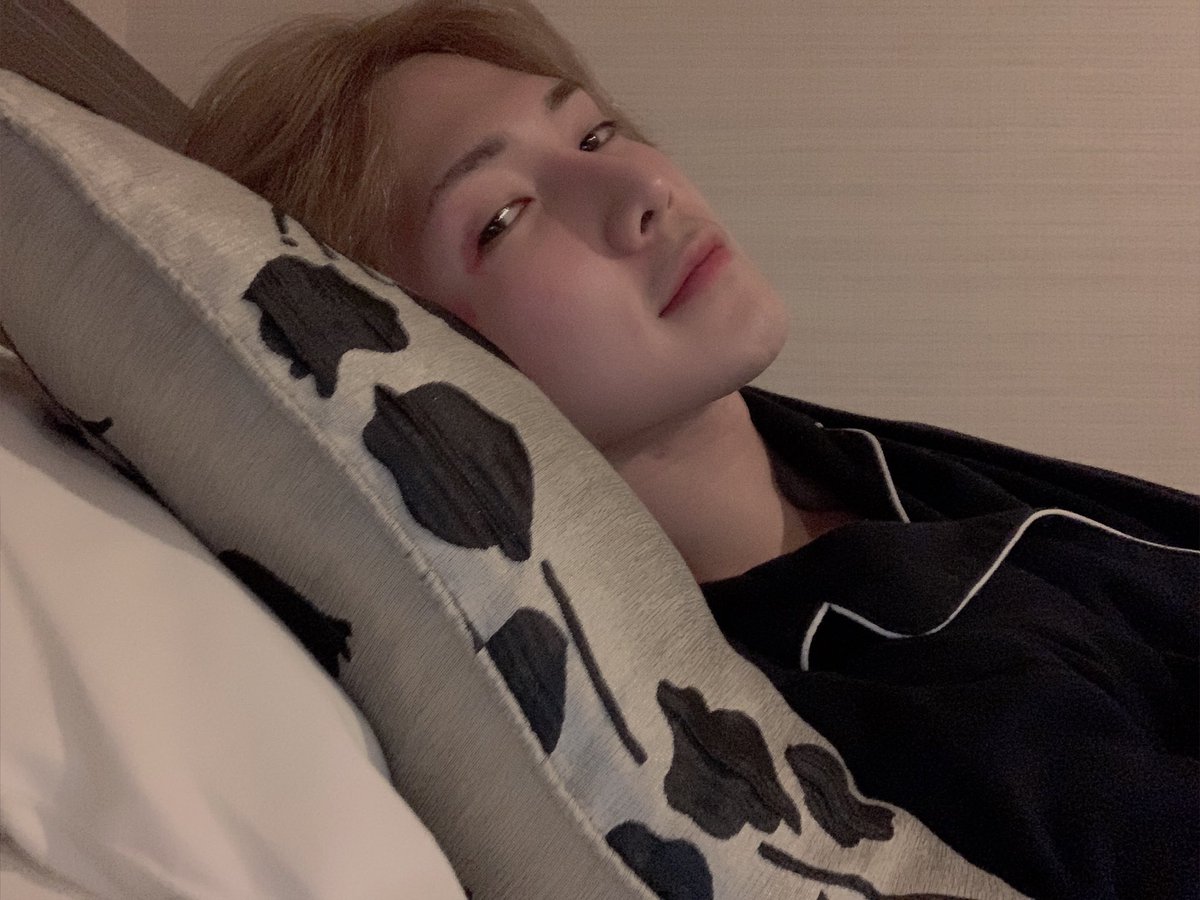 ATEEZofficial's tweet photo. [#여상] 마마날 셀카 찍는걸 깜빡해버려서😭 
마마 끝나고 씻고 자기 전에 찍은 셀카예요ㅠ 나중엔 이쁜 상태에서 많이많이 찍어야지! 사랑합니다 에이티니
#ATEEZ #에이티즈 https://t.co/Kg6nfSLxKY