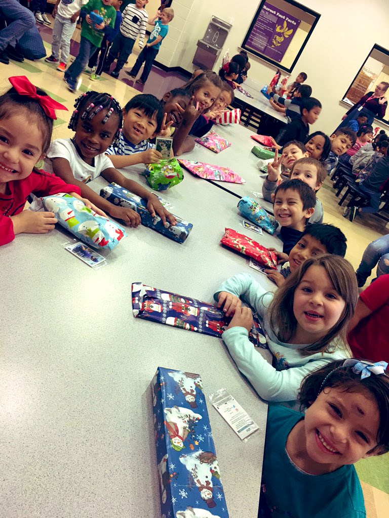 AdriannaPence's tweet photo. On of my favorite @hazelgrove_kck holiday traditions. Hands to Heart Biker Santa vistited us today! 🎅 🏍 We are so grateful for your generosity 🎁 ❤️ Thank you! #thursdayvibes #KCKPSontrack #Kindergarten #KCKPSstudentsfirst #kindness #teachertwitter https://t.co/verNV75nxb