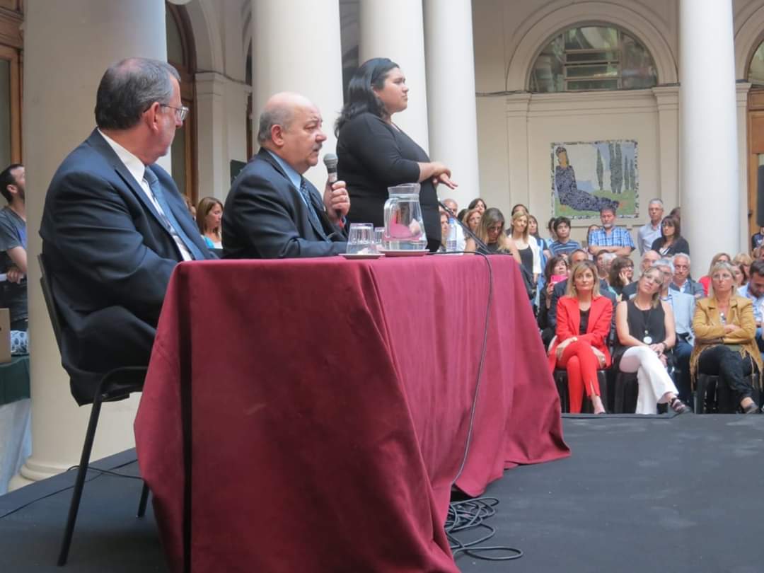 AndreaVarelaOk's tweet photo. Distinción #EgresadosDistinguidos 2019 de la @unlp . Felicitaciones a los graduados y las graduadas por este reconocimiento. 

Siempre en defensa de la comunicación como un derecho humano. https://t.co/8L4mSBJuZF