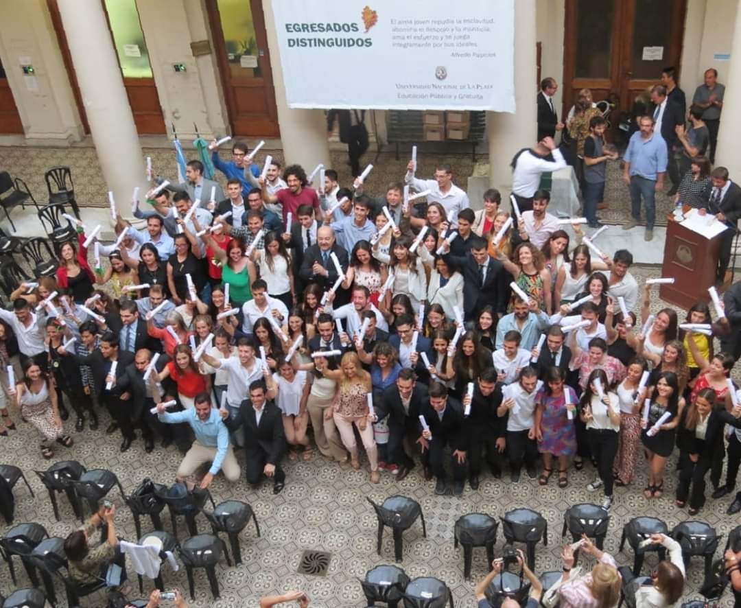 AndreaVarelaOk's tweet photo. Distinción #EgresadosDistinguidos 2019 de la @unlp . Felicitaciones a los graduados y las graduadas por este reconocimiento. 

Siempre en defensa de la comunicación como un derecho humano. https://t.co/8L4mSBJuZF