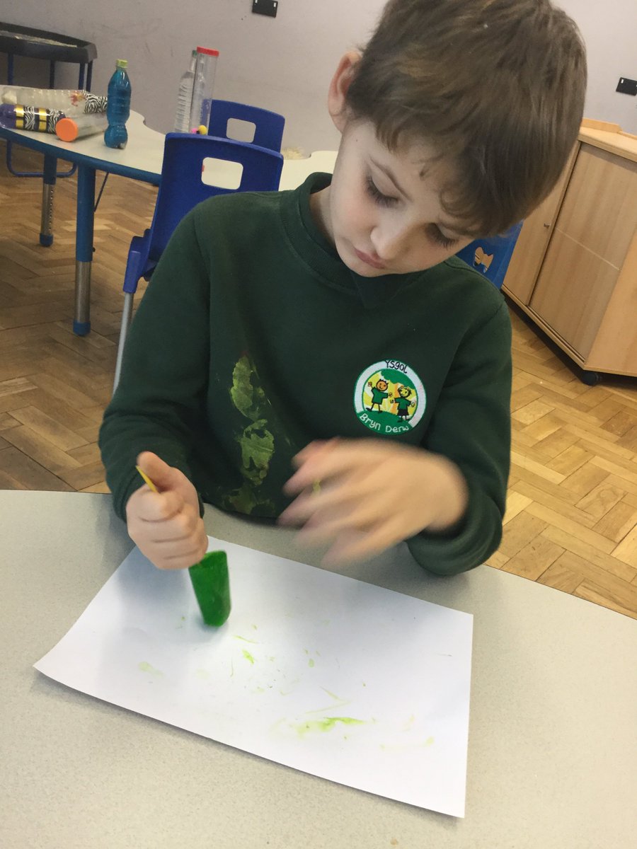 YsgolBrynDerw17's tweet photo. Dosbarth Melyn engaged with coloured ice and experimented making marks and enjoyed creating bird feeders for our wildlife.
#forestschool #explorativeplay #markmaking https://t.co/1M2biV9x9f