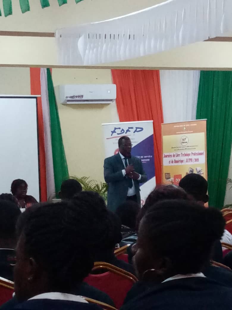 BenedicteAnoky's tweet photo. Mr Konaté Adama Directeur de l'école ESATIC  invite les jeunes à trouver des solutions informatiques afin de résoudre les problèmes auxquels nous sommes confrontés.
#JLTPN2019
#CIDFOR https://t.co/Vmxeaa2BZj