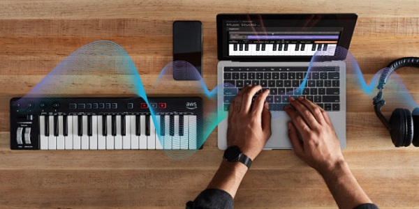 hightechvideo's tweet photo. Le DeepComposer est un piano doté d’IA et relié à un ordinateur. L’idée est de jouer un début de mélodie sur le clavier, que les algorithmes analysent pour ensuite le compléter avec des accompagnements instrumentaux. https://t.co/F9NtbcOX8r https://t.co/BOXCi0bgag