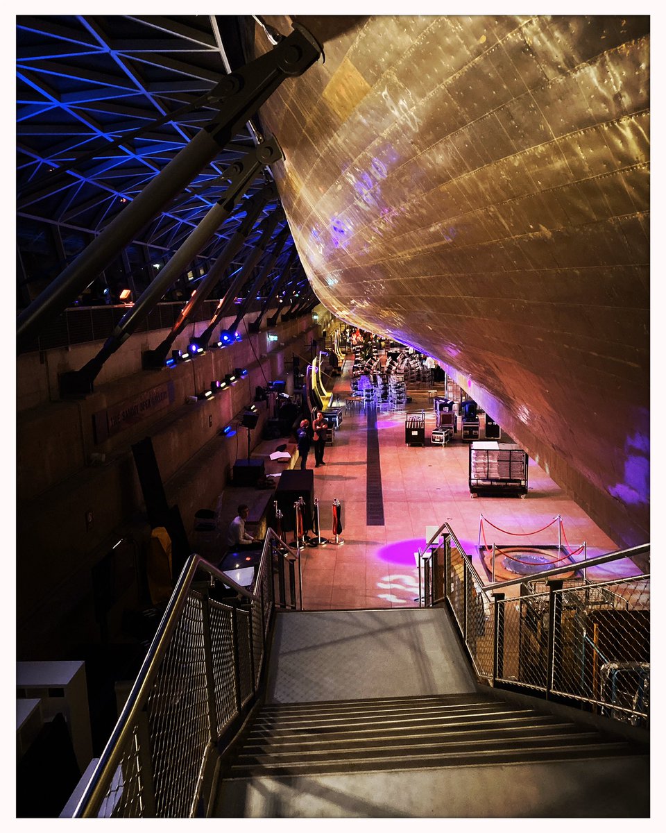 Amazing night working beneath the Cutty Sark yesterday. #christmasparty #magic #magician