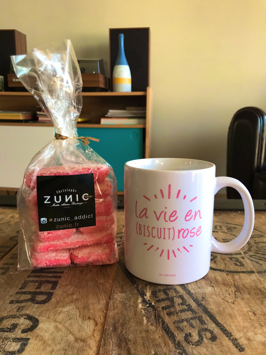 damienmalezet's tweet photo. Un peu de douceur et de rose pour terminer cette journée 😘 biscuits roses artisanaux de la boulangerie #zunic de @villedereims et Mug par @lescornichons_ 😊 #reims #biscuitrose #reimstourisme #madeinfrance https://t.co/TLFEsRjEvA