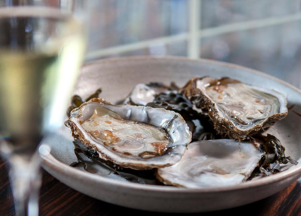 WestburyMayfair's tweet photo. Welcome the New Year brimming with Champagne and oysters to add a splash of luxury and glamour. In real tradition, the sound of bagpipes march through the bar at the strike of twelve. #PoloBarMayfair #NewYearsEve #mustbemoet @Moet_UK https://t.co/mJzhSk8y2E