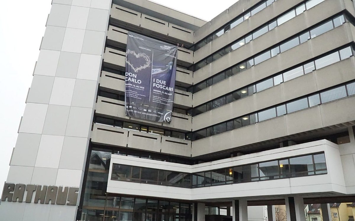Heute wurde das neue Banner der #OH2020 am Rathaus angebracht.  Sichert euch noch vor #Weihnachten Karten für Euch und Eure Liebsten in der Tourist-Infomation Heidenheim 07321/327-7777 oder online unter opernfestspiele.de/tickets
#Geschenkidee #verdi #iduefoscari #doncarlo