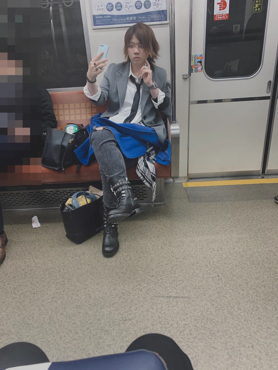 電車内での迷惑行為・自撮り・ごみのポイ捨てｗ迷惑なのでやめましょう・恥ずかしいです！！