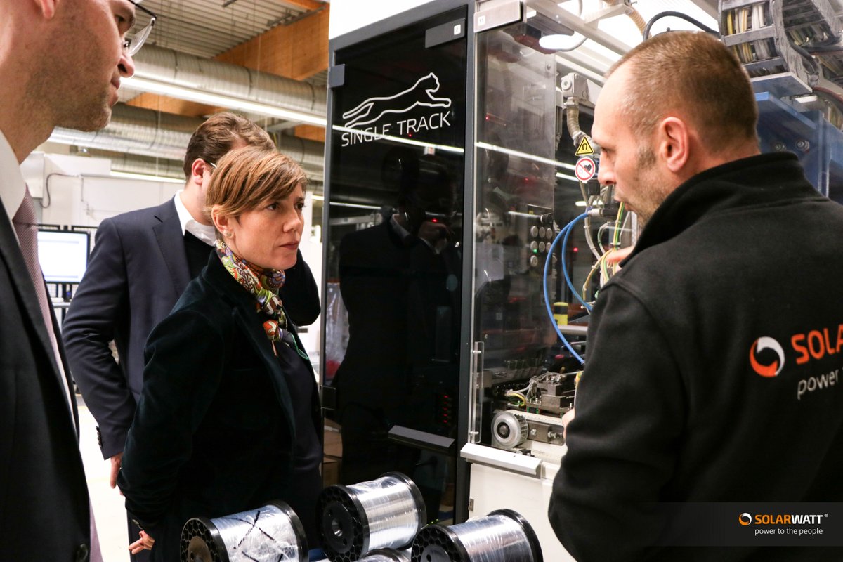 Gestern besuchte <a href="/SolarWalburga/">Walburga Hemetsberger</a>, CEO des Brannchenverbands #SolarPowerEurope unsere Produktionshallen in Dresden um eine Produktionsführung zu genießen und sich mit unserem CEO Detlef Neuhaus auszutauschen.