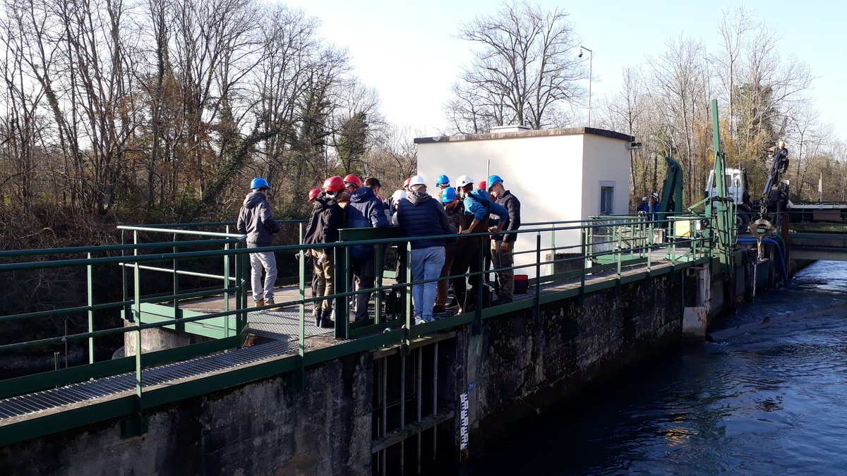 DelcorAndre's tweet image. Les BTS de Vic de Bigorre en visite à la centrale @EDF_Hydro_SO de Soeix, en compagnie de #migradour. Une belle #truite et un très beau #saumon.... la fin d'un long voyage avant une formidable aventure: la saison du frai qui approche!!🐟🐟🐟🦈