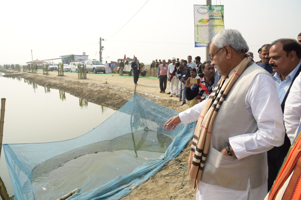 NitishKumar's tweet photo. जल-जीवन-हरियाली यात्रा के दौरान सीवान जिले के भगवानपुर हाट प्रखंड में 126.30 करोड़ रुपए की 302 विकासात्मक योजनाओं का उद्घाटन एवं 197.80 करोड़ रुपए की 151 योजनाओं का शिलान्यास करते हुए।

#JalJivanHariyali 

https://t.co/TvrBzWfCjD https://t.co/lrgyc7dTac