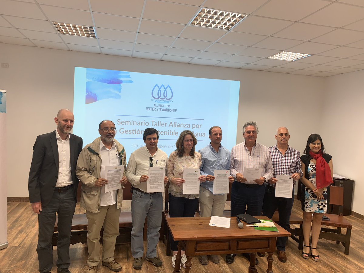 GabAmaroAlz's tweet photo. @_A4WS y @AGAP_PERU firmando la alianza por la gestión sostenible del agua junto con líderes empresariales agroexportadores de #Ica, la @_camaradeica y la #JUASVI.
Pasando de la acción sostenible del agua al liderazgo!
Con @cali_toranzo y Adrian Sym de AWS https://t.co/srqbxDhse2