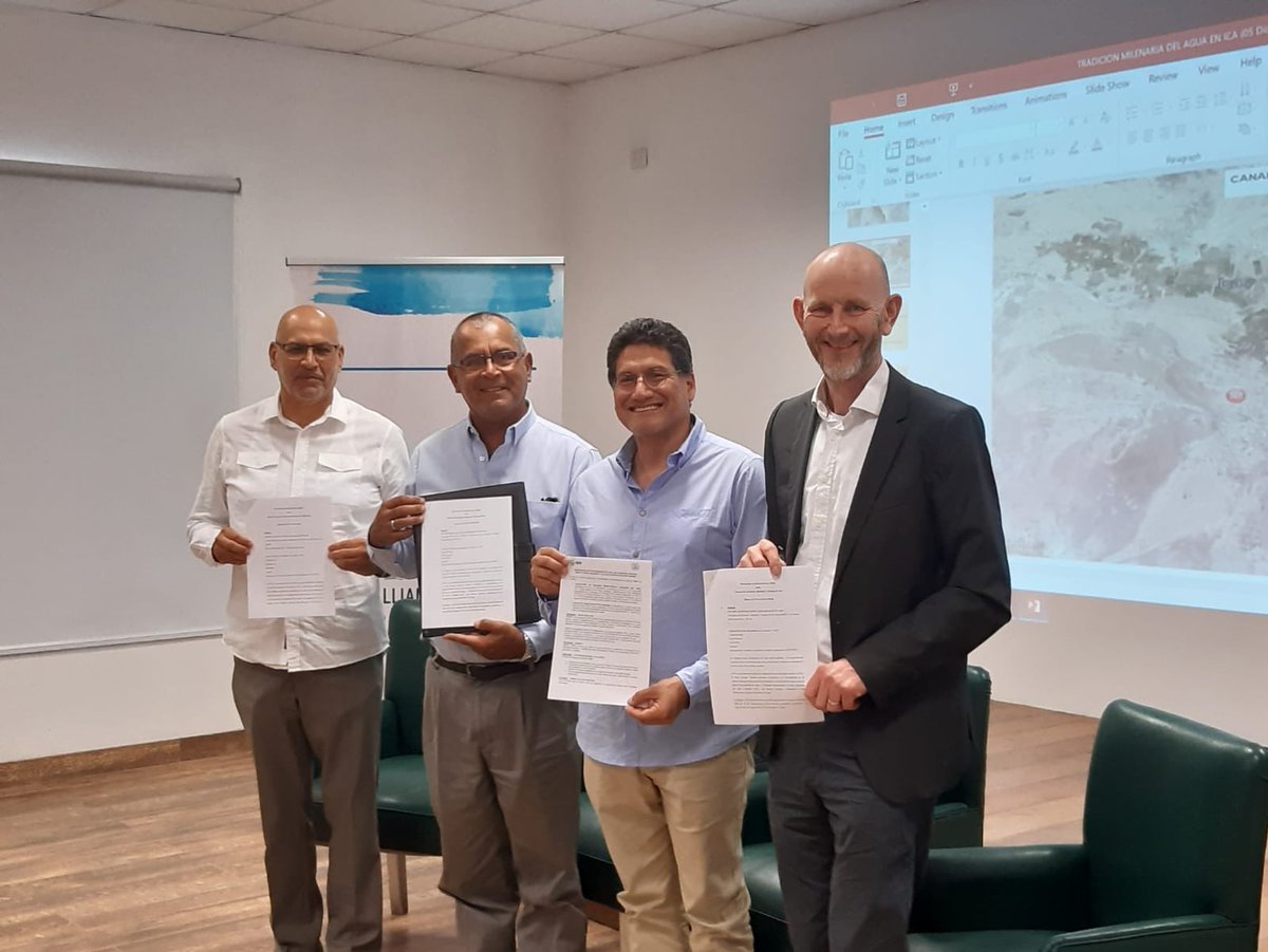GabAmaroAlz's tweet photo. @_A4WS y @AGAP_PERU firmando la alianza por la gestión sostenible del agua junto con líderes empresariales agroexportadores de #Ica, la @_camaradeica y la #JUASVI.
Pasando de la acción sostenible del agua al liderazgo!
Con @cali_toranzo y Adrian Sym de AWS https://t.co/srqbxDhse2