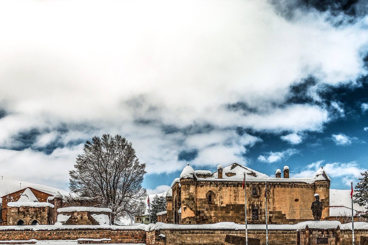 Bitlis'ten soğuk kış gününde Afyonkarahisarımızı ısıtacak gönülden sevgiler❤️ Tüm ekibimizle birlikte kar temizlik çalışmalarına hazırız. Bu muhteşem manzarayı bekliyoruz. Bu sene kartpostallarınız bizden.😌 Sizde durumlar nedir?      
<a href="/kocaelibld/">Kocaeli Büyükşehir</a>