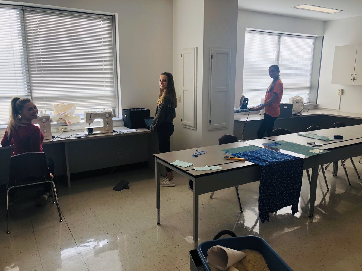 checkleyRSHS's tweet image. Sewing Club in action! #sewfun #summitfacs #sewersmakerspace #flextimeclub #block4