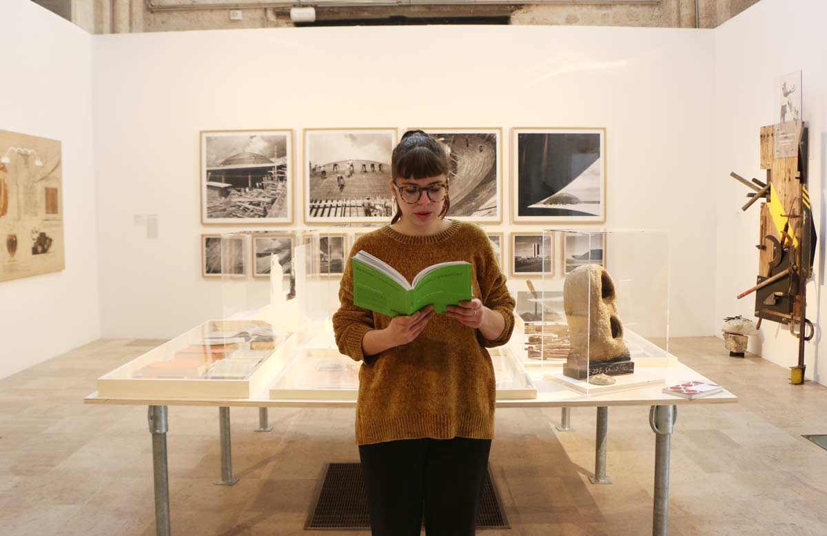 FracCentre's tweet photo. [TRAJECTOIRES LITTÉRAIRES]
Chaque dimanche à 17h, Cécile, médiatrice du Frac Centre-Val de Loire, vous propose des lectures d'extraits de livres qui ont accompagné l’architecte Sérgio Ferro (Arquitetura Nova) tout au long de sa vie.
➖
Gratuit / Durée : 30 minutes. #BAO2 https://t.co/XBzOlb6ese