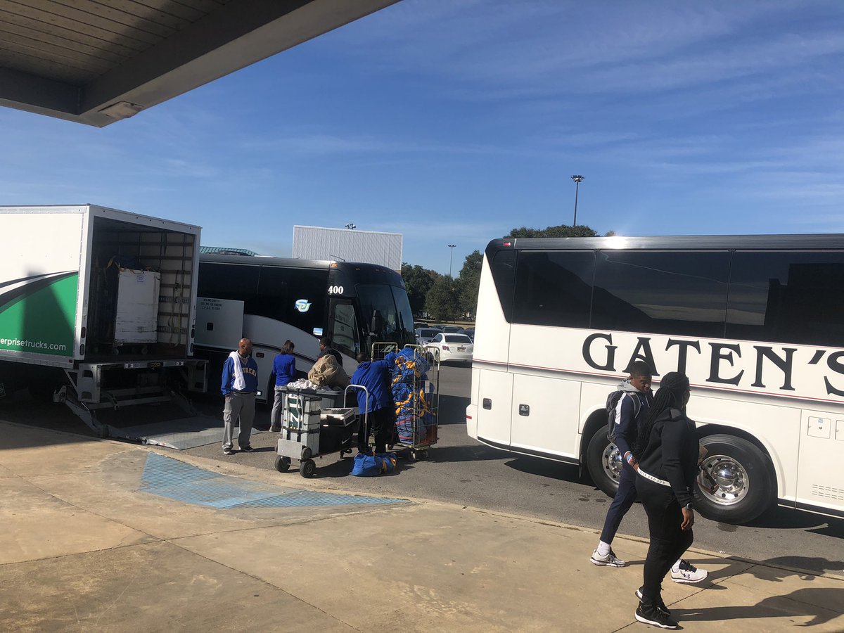 DeonGuillory's tweet image. #HappeningNow Southern University football team loading up buses before leaving for #SWAC Championship game