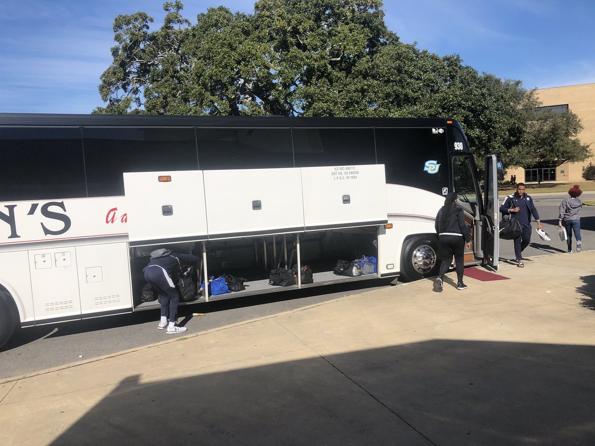 DeonGuillory's tweet image. #HappeningNow Southern University football team loading up buses before leaving for #SWAC Championship game