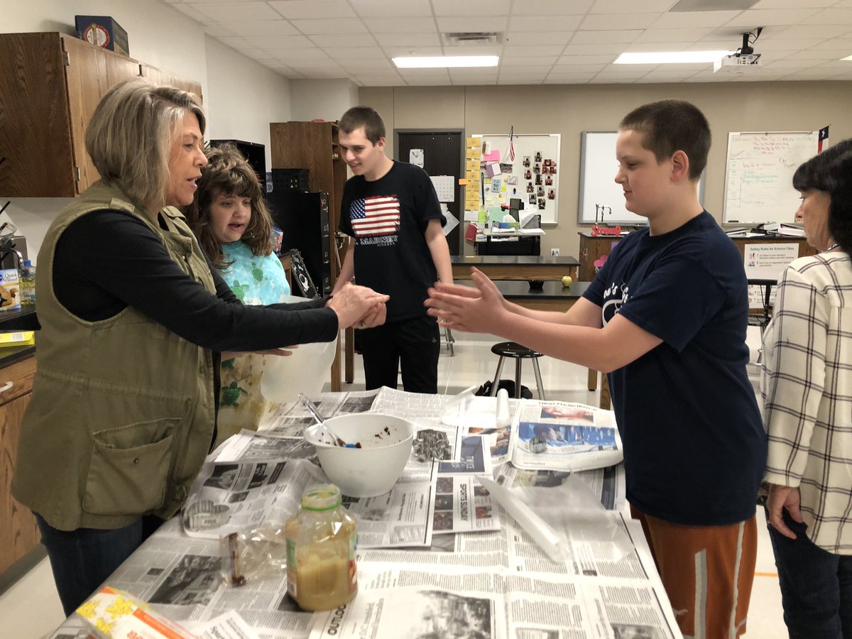 oakhillslions's tweet photo. Mrs. Nispel’s Lions made ornaments today! They learned all about measurement, sequencing &amp; mixing cinnamon &amp; apple sauce to the right texture to make the perfect ornament! Oh AND it smelled wonderful!! 🦁 #LionsLearning #STEAMedu @NispelLeann @MrsSedoffOHJH @ohjhschoolnews https://t.co/dnBsKaAxBG