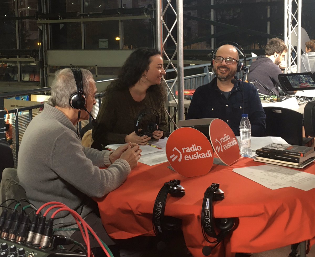 txalapartatik's tweet photo. Sabino Cuadra en @GraffitiEITB de @radioeuskadi presentando su libro ‘No os importe matar. Sanfermines 1978: crimen de Estado’, en directo desde #DurangokoAzoka19 #DA19 @SF78gogoan 
Mila esker, @galderperez! 😘 https://t.co/Kyfe4eD3L2